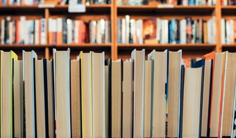 biblioteca con libros seleccionados